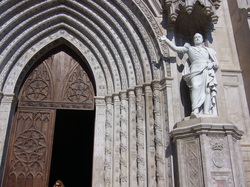 Portale Tempio di San Francesco a Gaeta e Statua di Ferdinando II